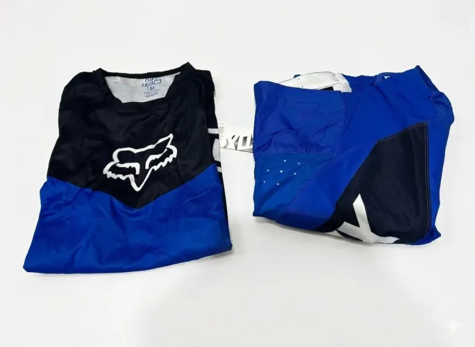 conjunto de motocross é Fox Racing 180 Nitro Blue.