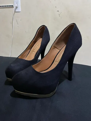 Sandália salto alto Vizzano preto de camurça.