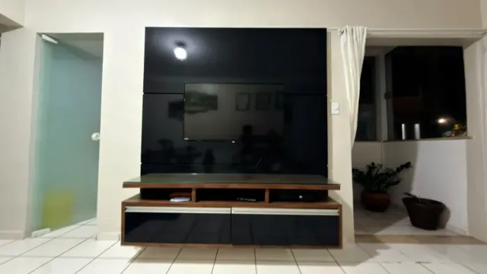 Conjunto Painel e Rack Suspenso para Sala de Estar