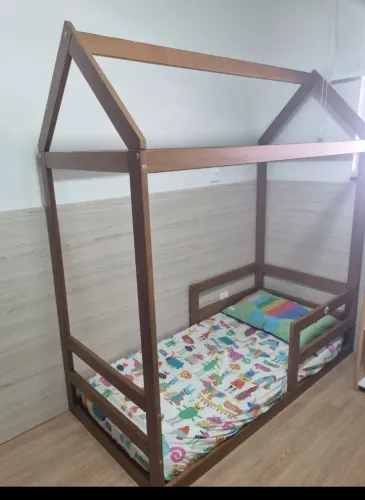 Cama infantil montessoriana