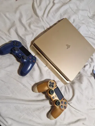Ps4 slim dourado, 1 tb, 2 controles e 2 jogos