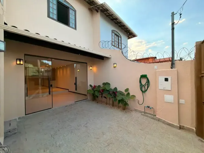 Casa Geminada com 3 quartos 2 banheiros 2 vagas
