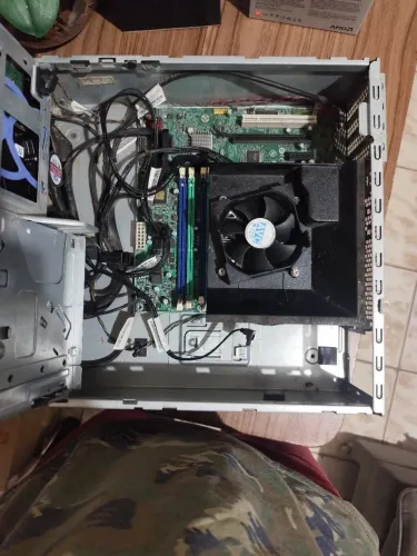 Lote de Peças de Informática - 2 PCs Lenovo/Intel + Memórias + Placas-Mãe