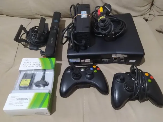 Xbox 360 Slim 4GB Completo Desbloqueado + Kinect + Controles + Jogos