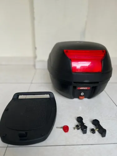 baú Givi Monolock 28 litros original, em excelente estado de conservação.