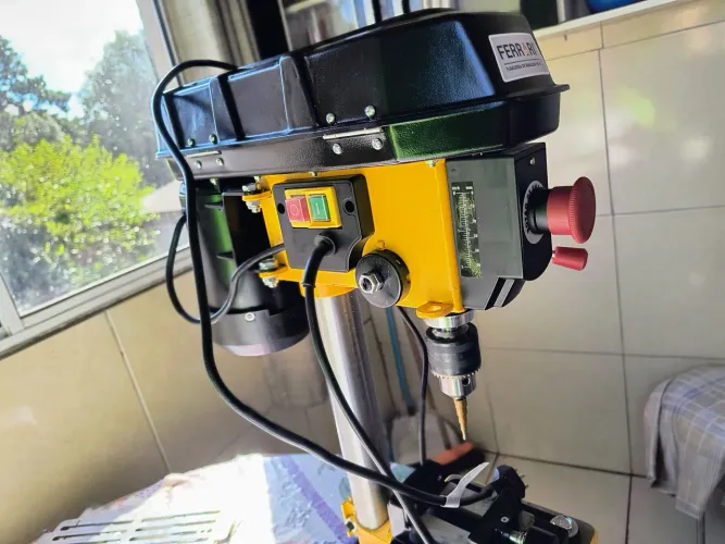 Vendo uma furadeira de bancada Semi nova 
