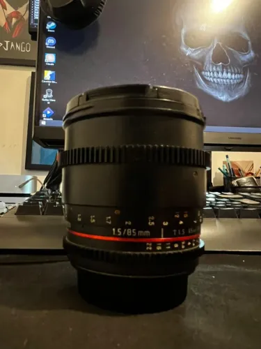 Lente Rokinon 85mm T1.5 Cine - Bocal EF Canon (manual)