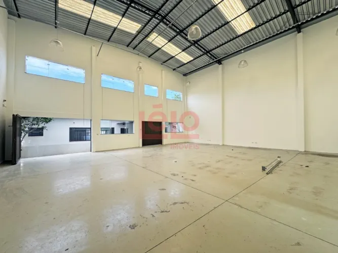 Excelente terreno de 904 m2, com Barracão de 300m2
