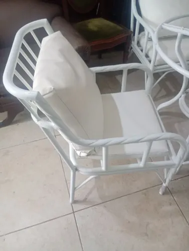 Mesa e quatro cadeiras em aluminio