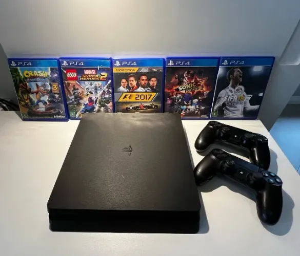 PlayStation 4 com 2 controles e 5 jogos