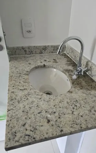 Bancada de granito com cuba para banheiro