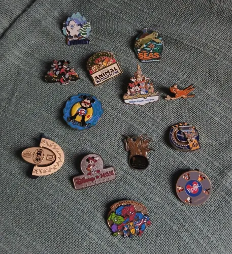 Pins/Broches temáticos Disney e Universal