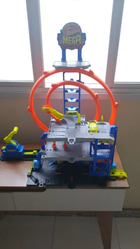 Mega Loop Garage Hot Wheels