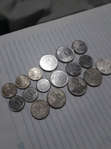 Moedas antigas às 17 e tenho mais algumas moedas estrangeiras posso vender o lote todo 