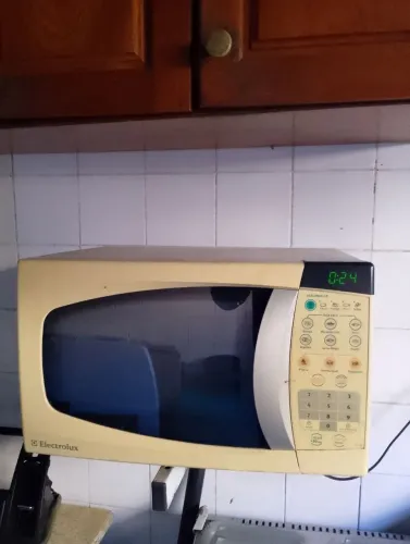 Microondas Eletrolux capacidade 18 litros usado funcionando