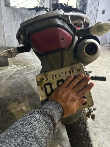 Moto seminova pra trabalhar a moto tem duas transferência