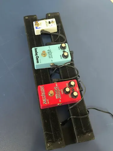 Pedalboard com Pedais + Fonte | Distortion, Chorus e Noise Gate