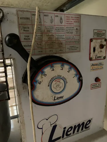 Batedeira Planetária Industrial Lieme 220V com acessórios (profissional)