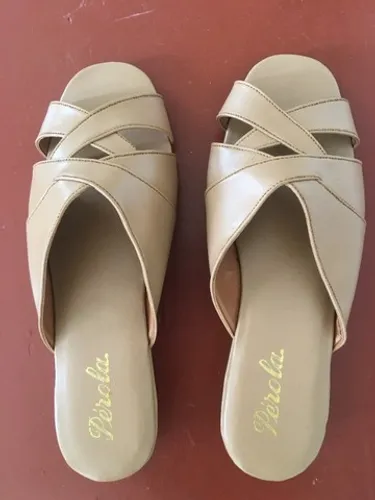Sandália elegante e confortável para o dia a dia - nunca usada!