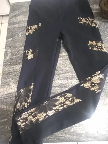 Calça com detalhe de renda (P)