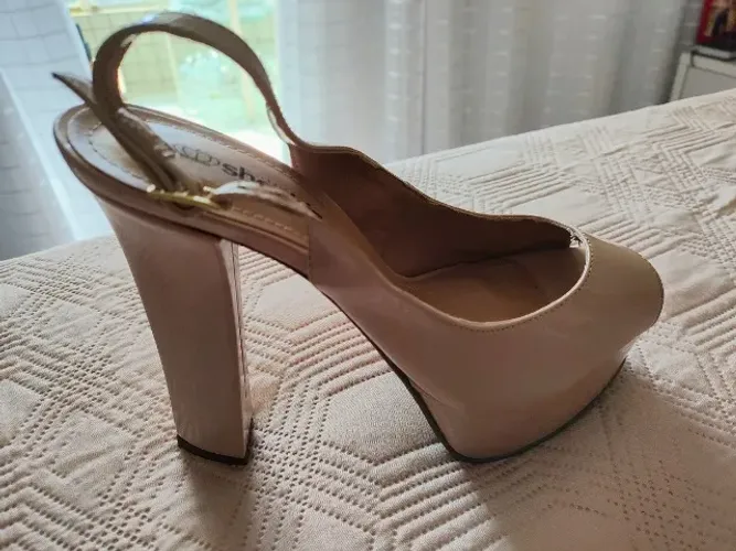 Lindíssima sandália plataforma.