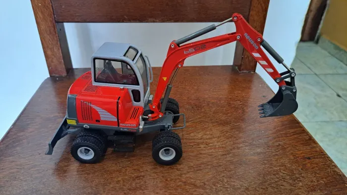 Escavadeira Neuson 6502 1:25 (Raro)