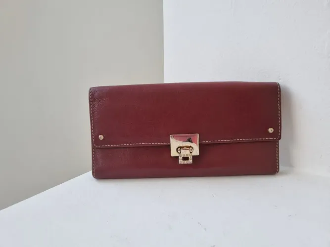 Carteira cor cherry de couro Le Postiche