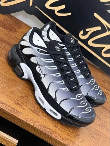Tênis Nike Air Max Plus preto e Branco