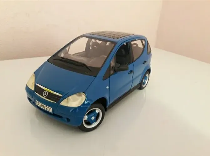 MINIATURA MERCEDES-BENZ CLASSE A 1/18