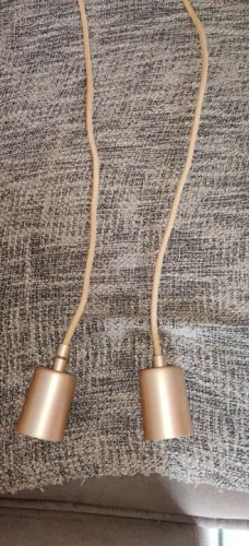 Pendentes dourados foscos e lâmpadas decorativas 