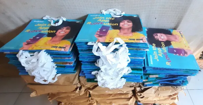 200 Sacolas de papel já personalizadas conforme fotos valor R$ 150,00 as 200 sacolas