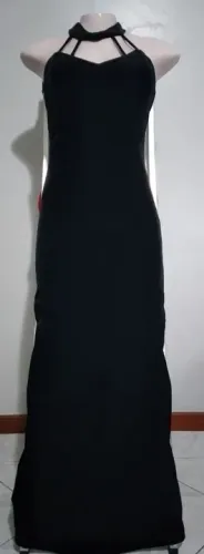 Lindo vestido longo em veludo para eventos finos.