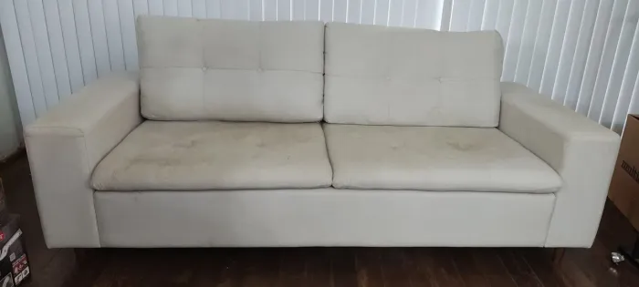 Sofá com ótima qualidade sem rasgos, é necessário fazer apenas uma higienização 