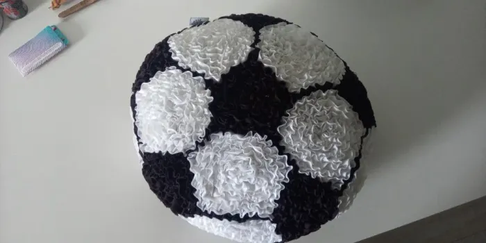 Almofada em formato de bola de futebol marca Cobras e Lagartos. 40 cm de diâmetro