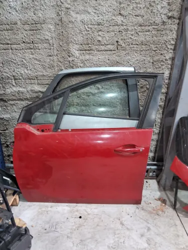 Porta dianteria esquerda Peugeot 208 so lata sem acessórios