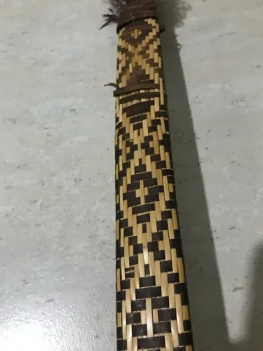 Adorno de bambu artesanal tipo arco e flecha