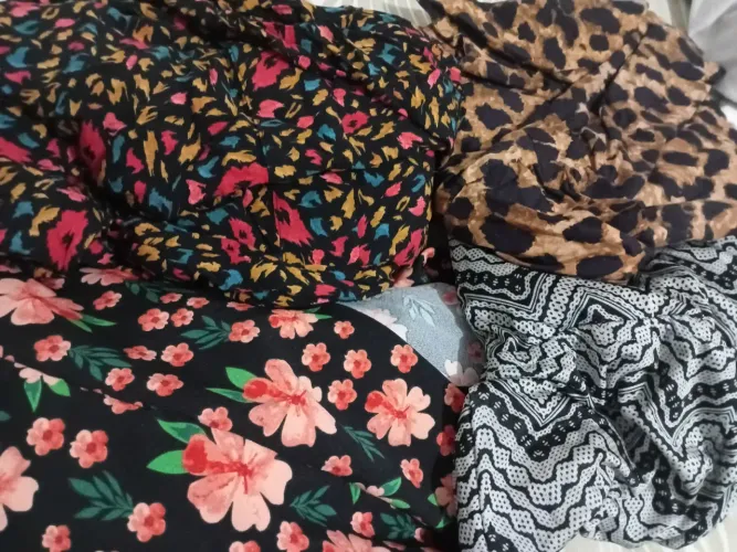 Lote de vestidos e macacão