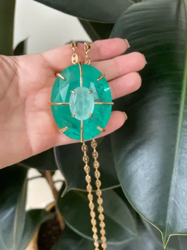 Colar longo dourado com pedra oval grande esmeralda colombiana fusion 