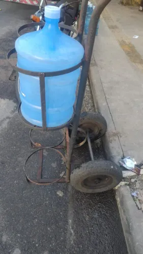 Carrinho para água mineral 20 litros.