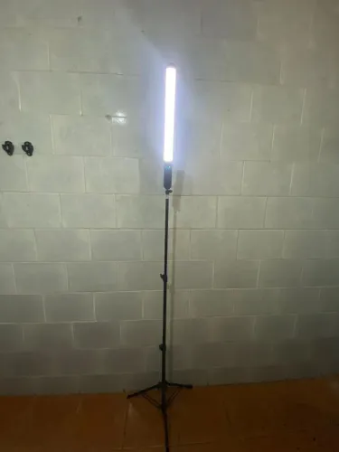 Tripé de iluminação com bastão LED - funcionando perfeitamente