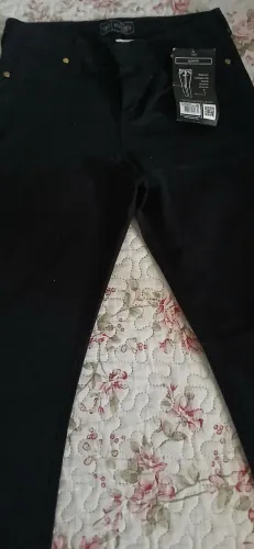 Calça brim preta, slim fit nova.