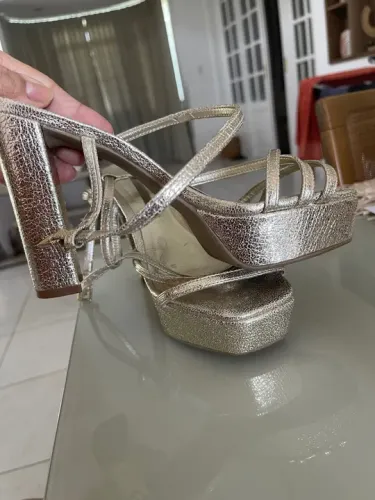 SANDÁLIA DOURADA - Sapatinho de Luxo