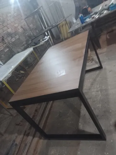 Mesa de Jantar em Madeira com Base de Ferro