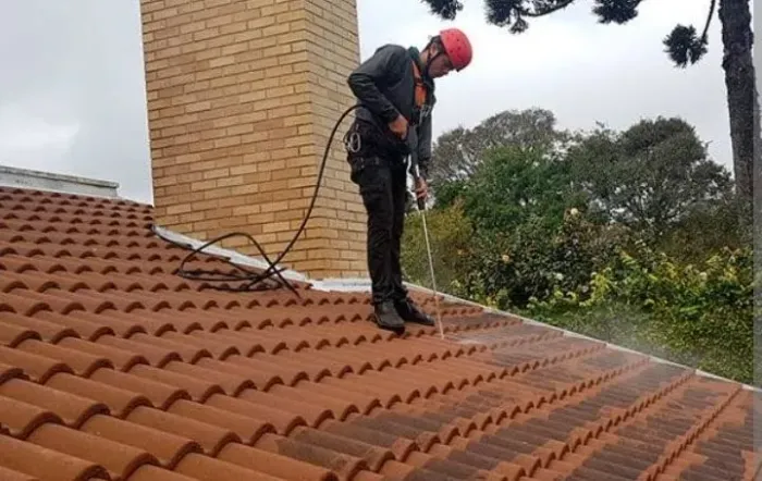 Lavagem de telhado e módulos de painel solar 