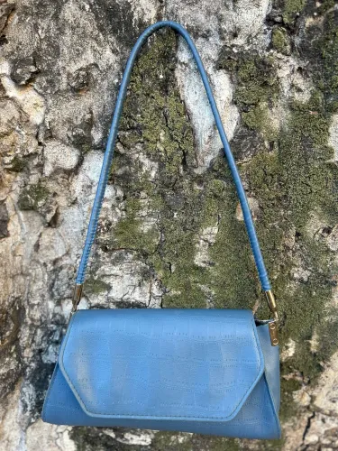 bolsa baguete azul bebê croco vintage y2k