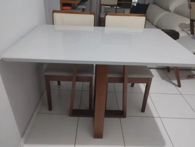 Mesa de madeira resistente