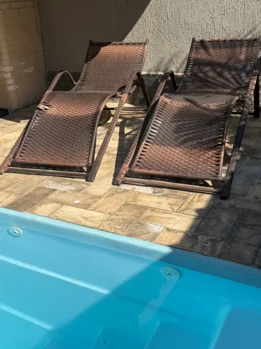Espreguiçadeira de piscina em vime