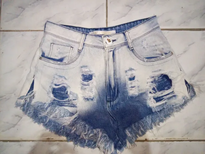 Short Jeans Destroyed Feminino Lança Perfume