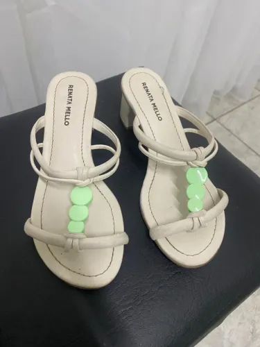 sandália com saltinho