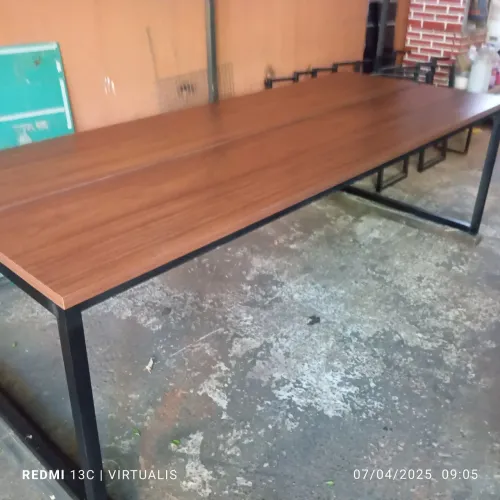 Mesa de reunião estilo industrial 